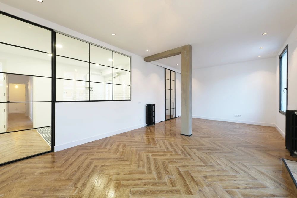 Professionnel de l'optique ajustant des lunettes à une cliente blonde dans un magasin d'optique moderne