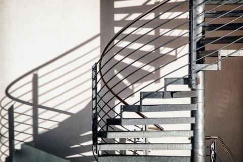 Escalier métallique moderne dans un environnement commercial ou institutionnel