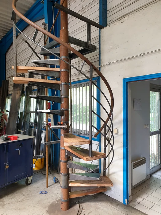 Escalier extérieur métallique en acier galvanisé avec marches perforées antidérapantes et garde-corps à barreaudage vertical