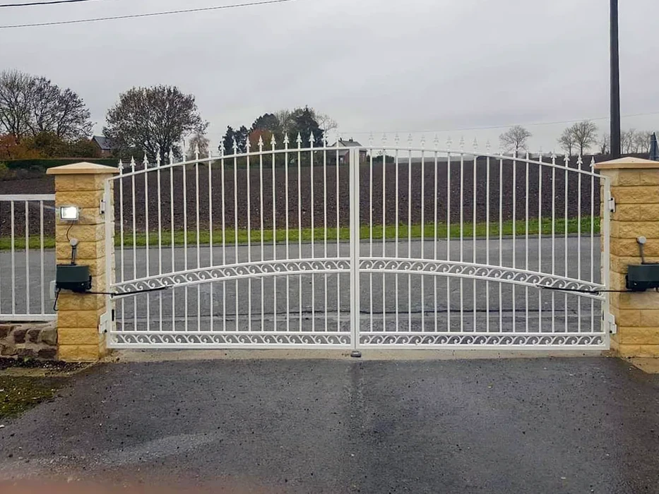 Intérieur contemporain avec escalier flottant en bois et structure métallique, sol en béton ciré