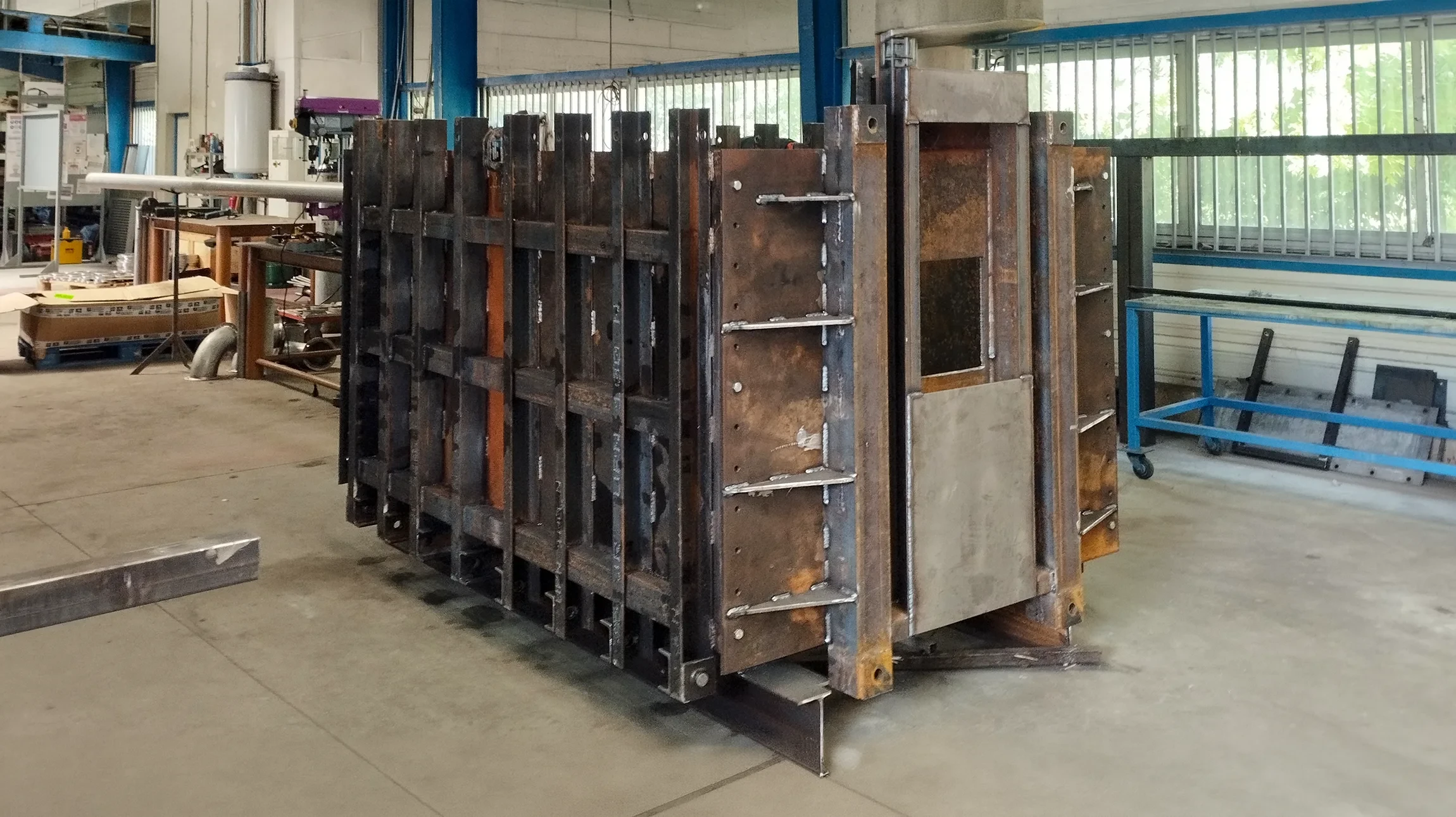 Escalier moderne avec garde-corps en verre et rampe métallique dans un environnement commercial intérieur