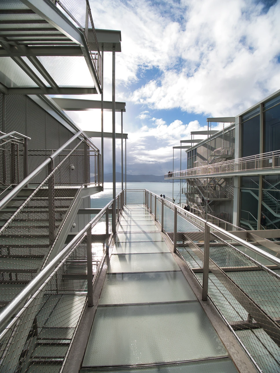 Atelier de soudage industriel avec ouvrier qualifié en pleine activité