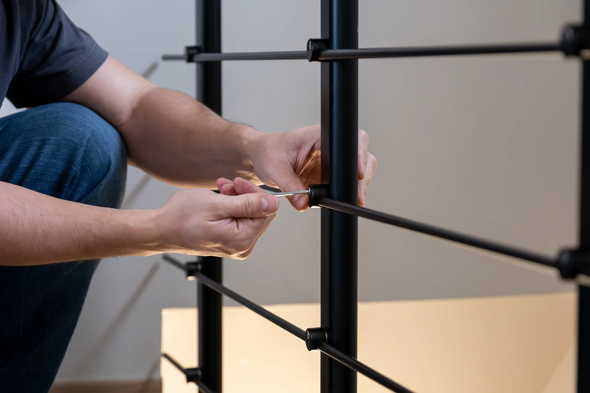 Soudeur professionnel en action dans un atelier sombre, portant masque de protection et vêtements de sécurité, réalisant une soudure sur métal avec projection d'étincelles lumineuses
