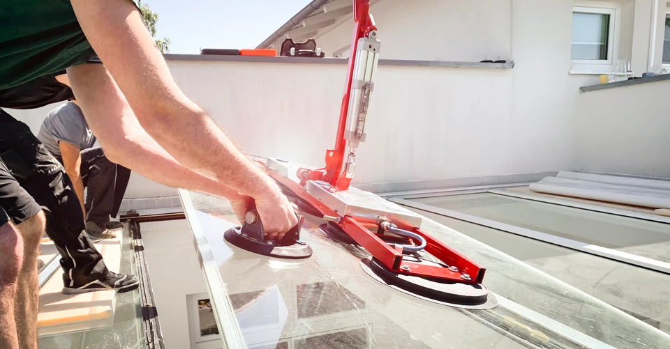 Atelier industriel avec opérateur utilisant une machine-outil de précision