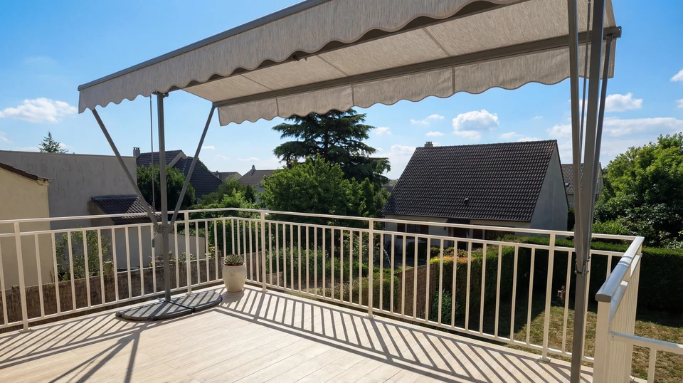 Intérieur moderne avec escalier suspendu à structure métallique noire et marches en bois massif, garde-corps en métal perforé