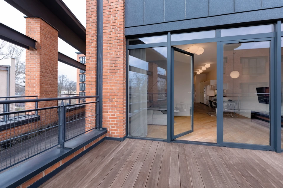 Deux professionnels collaborent dans un espace de travail moderne, analysant des documents et utilisant un ordinateur portable