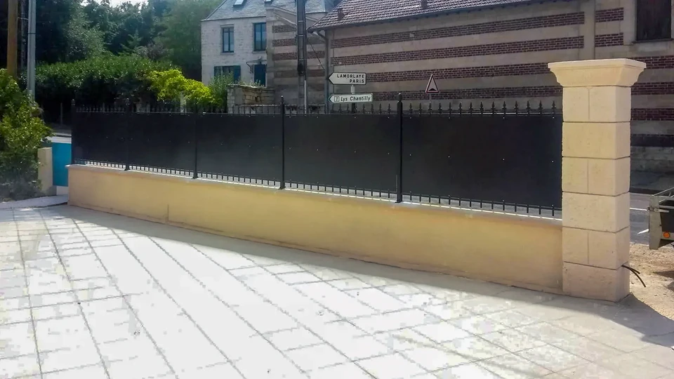 Intérieur moderne minimaliste avec verrière d'atelier séparant les espaces